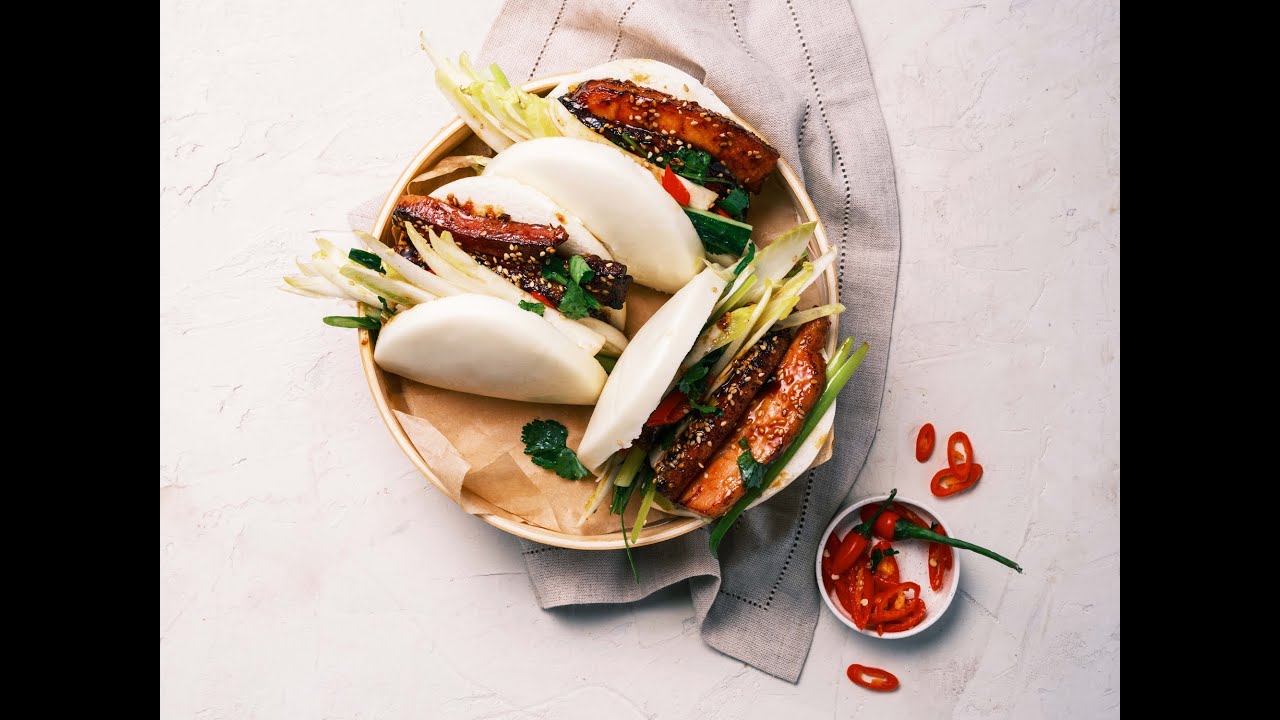 Bao bun met gelakt buikspek en witloof