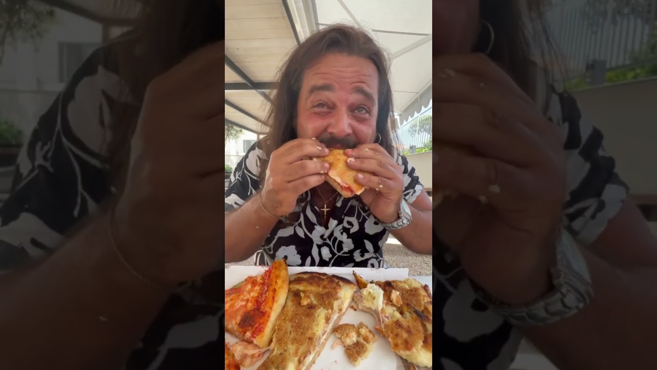 Johnny Pepp prova la pizza nel rutiello da Bobb a Cercola