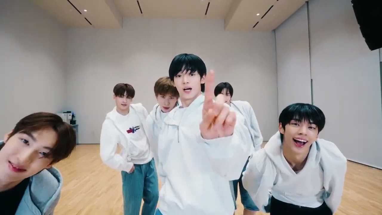TWS- 'Plot Twist' dance practice [MIRRORED] (moving version)
