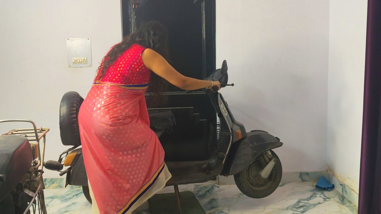 Girl Kickstarts Bajaj Scooter in Saree 🔥🔥🔥| Pure Desi Power #priyankakhanduri