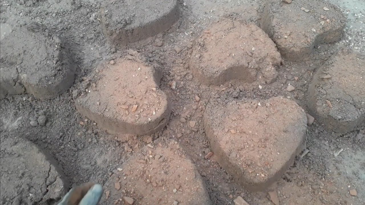 New hearts 💕 Red dirt coated with red dirt crumbling over floor dry+water bucket crumbling 💤💦🤤