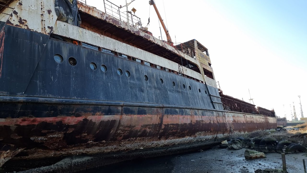 esploro la nave russa abbandonata da solo(urbex)⛴️🚢🧭😲.