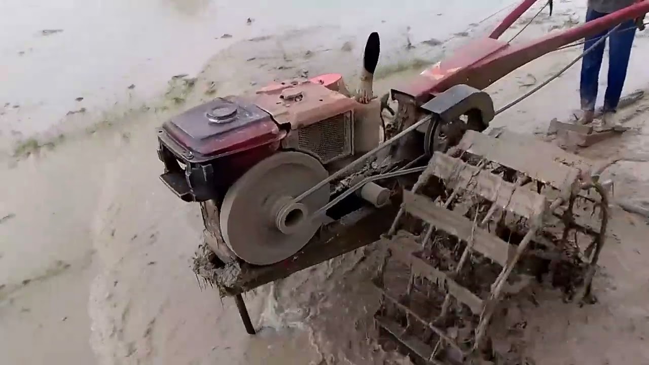 Traktor Sawah garap Lahan Bekas Singkalan