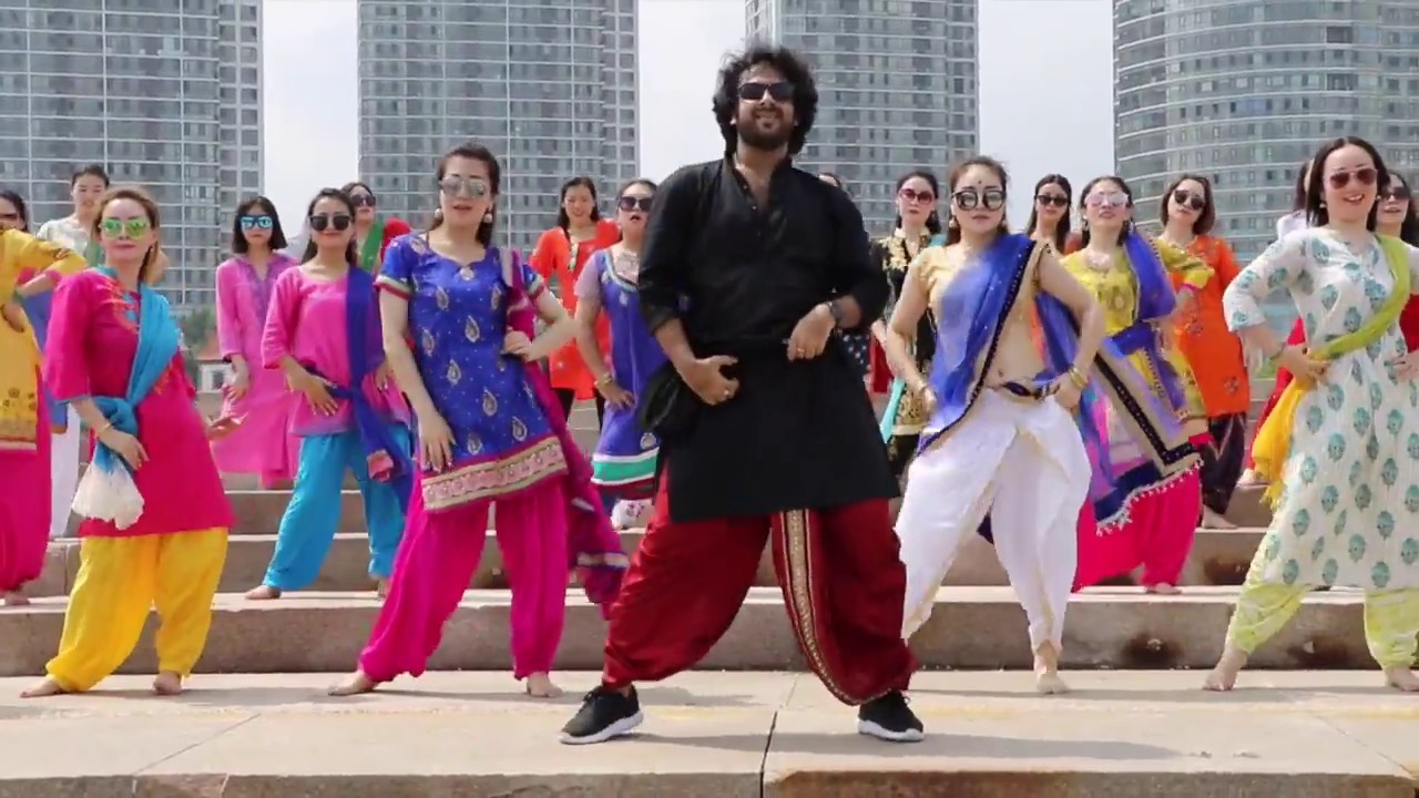 Kala Chasma- Flash mob by Devesh Mirchandani