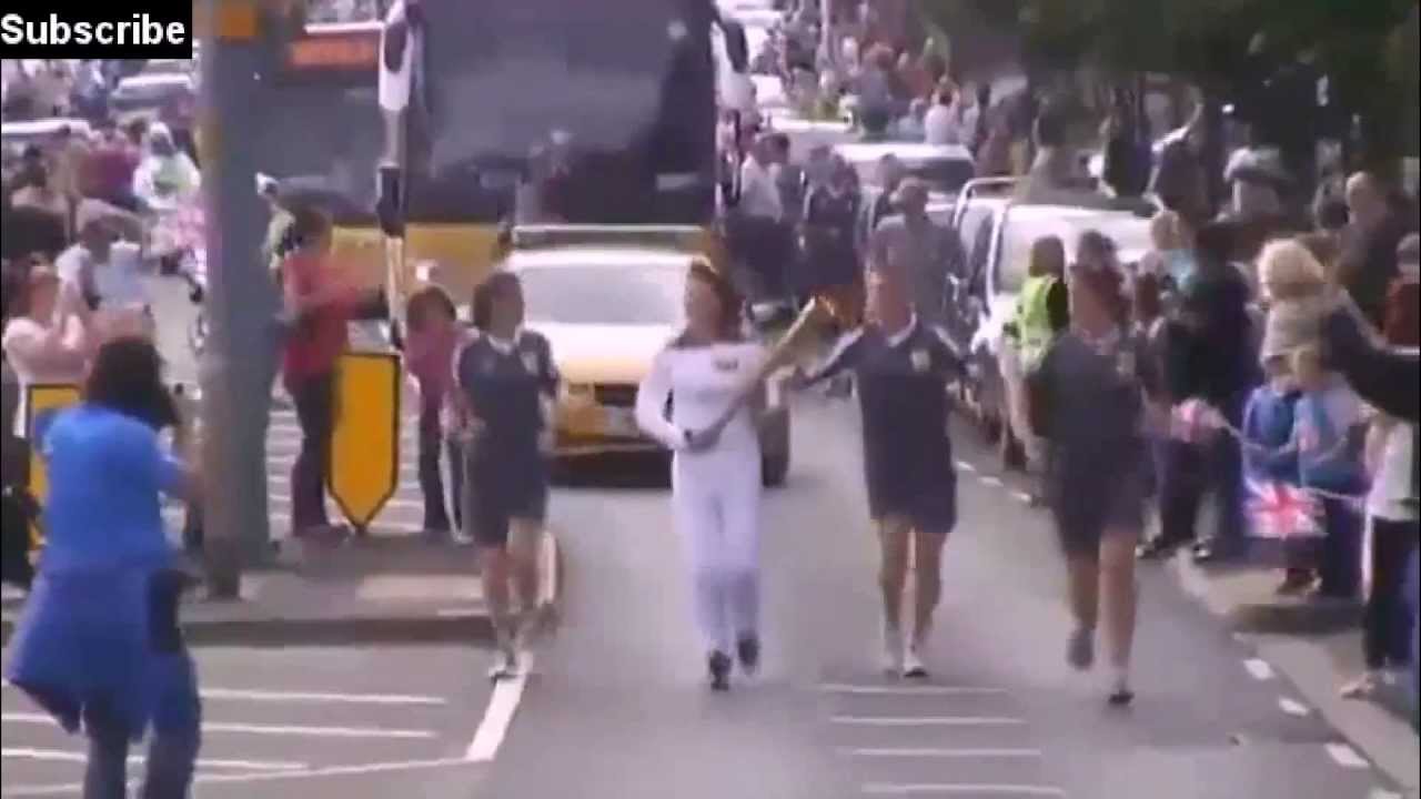 Teenager held over attempt to grab Olympic torch