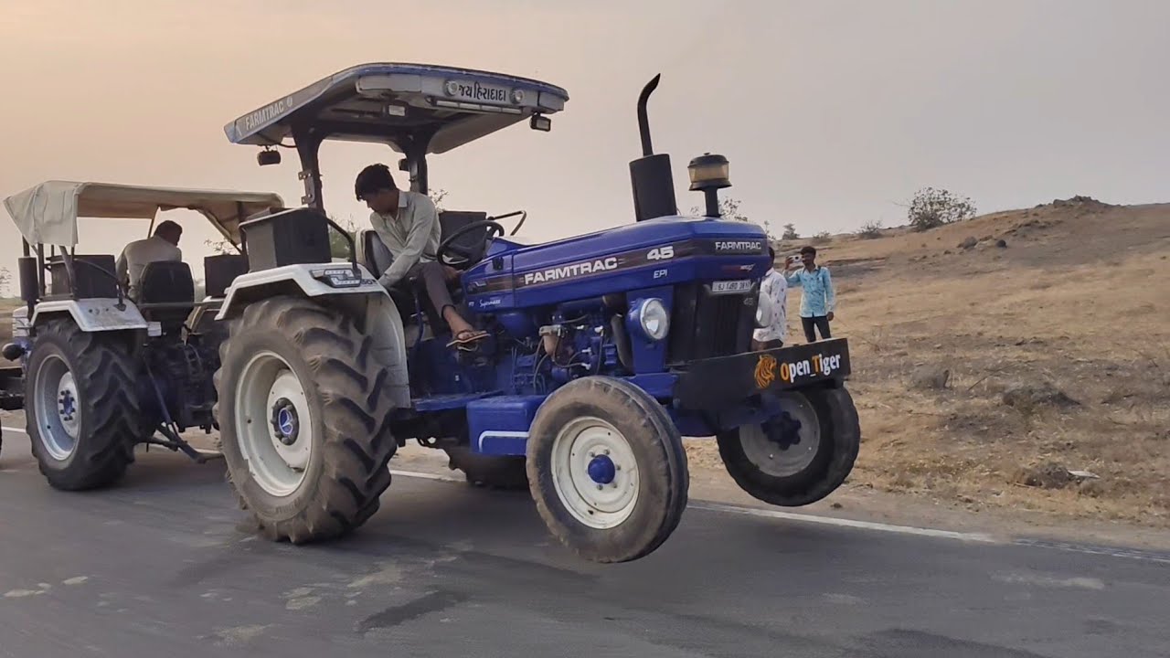 Farmtrac vs Farmtrac TOCHAN 🚜💫💙                   #moj #tochan 