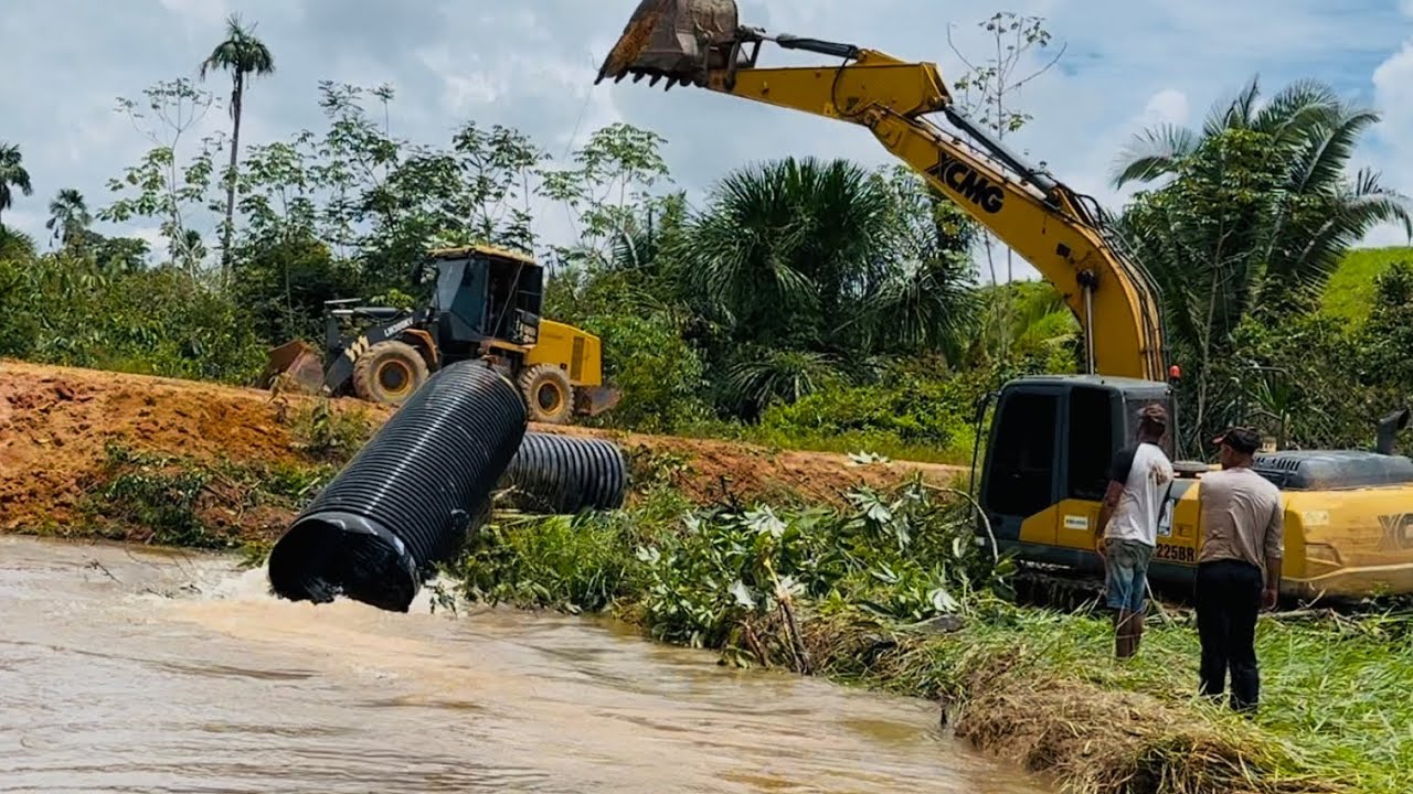 ESCAVADEIRA XCMG‼️NA BUSCA E INSTALAÇÃO DO TUBO PEAD.  #trabalho #motor #chuva
