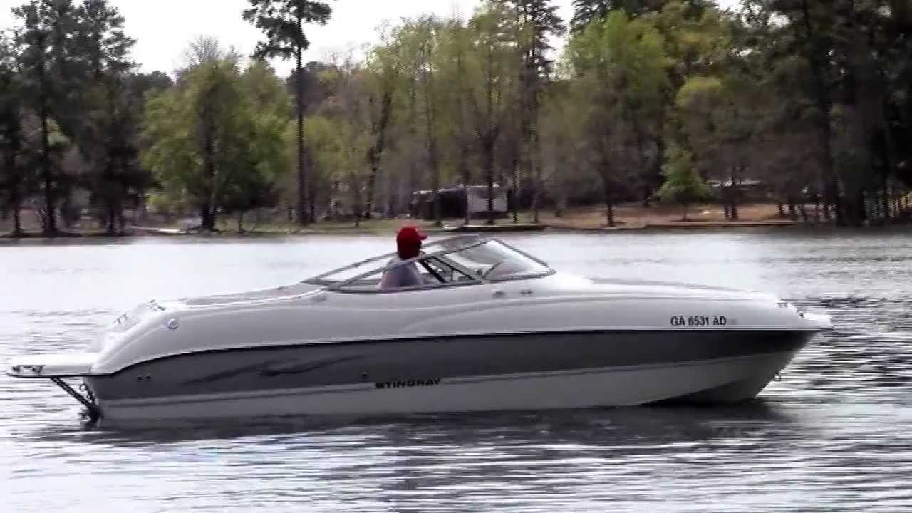 05 Stingray 220 Deck boat