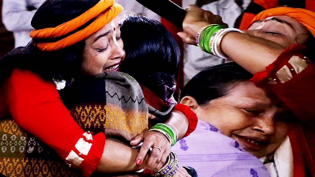 ১০ হাজার দশর্কে কাঁদালেন শিল্পী কণিকা বিশ্বাস , গানটি শুনলে আপনি না কেঁদে থাকতে পারবেন না