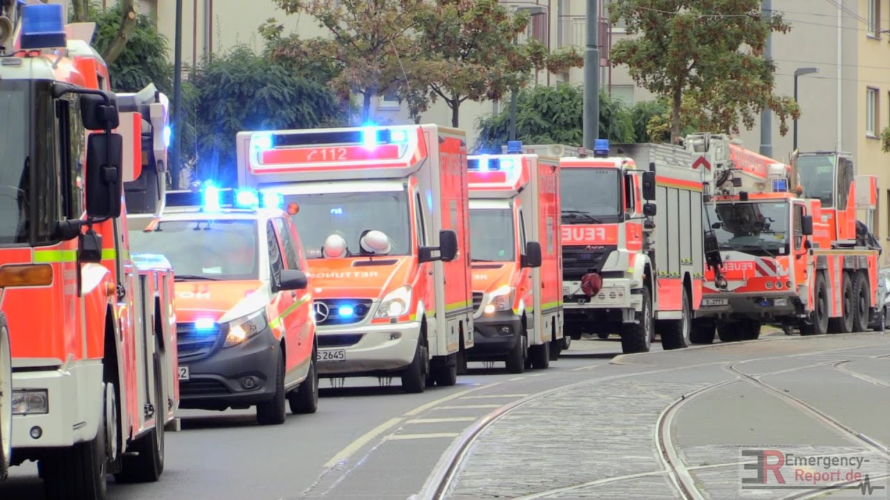[GROSSALARM FEUERWEHR D&Uuml;SSELDORF] - LKW blieb in Einfahrt stecken ~ Gro&szlig;aufgebot im Einsatz -