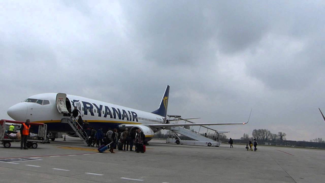ᴴᴰRYANAIR ✈ B737-800 ✈ taxi,takeoff and climb from Venice Treviso Airport