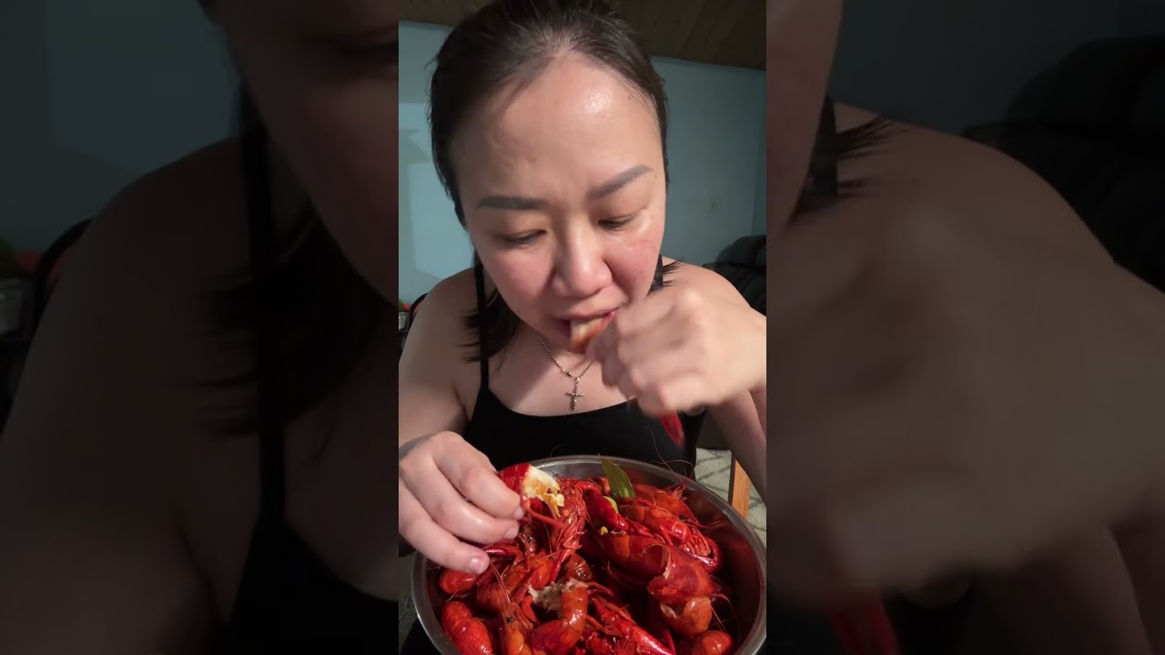 Crawfish mukbang