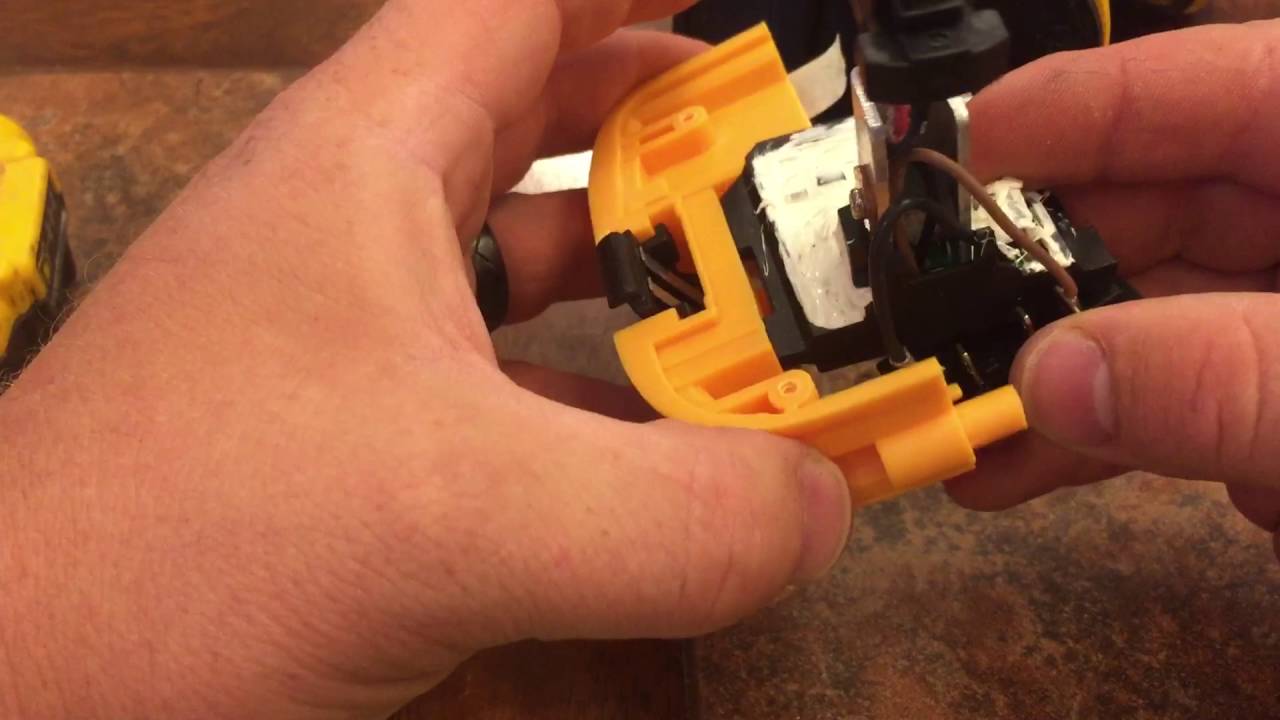 Dewalt DCA1820 Adapter Pull apart
