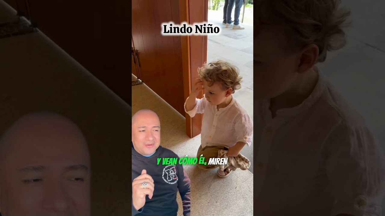 Hermoso Ni&ntilde;o Cat&oacute;lico se Santigua antes de salir de la Santa Misa.