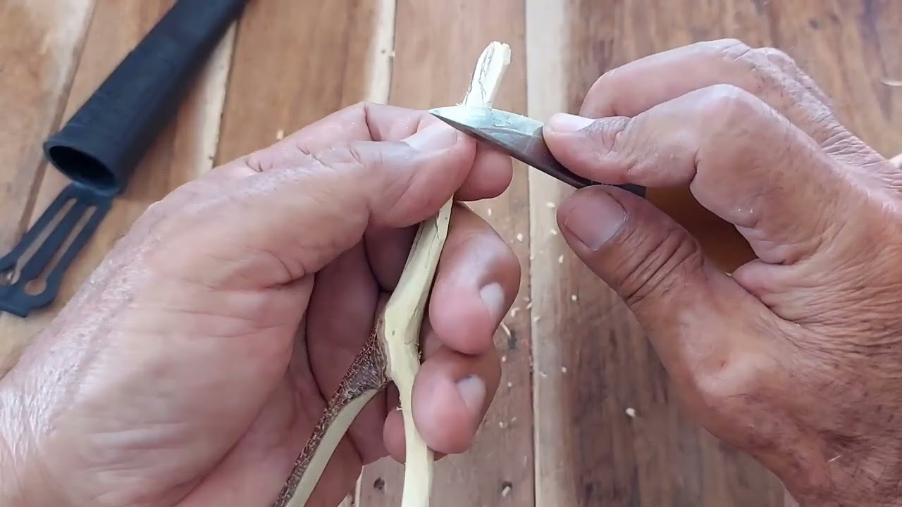 talla en madera de una garza