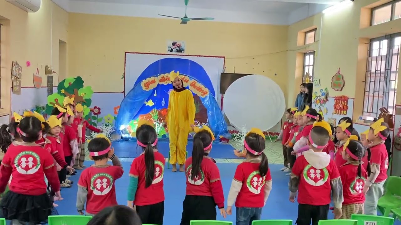 Dạy hát Cá vàng bơi tác giả Hà Hải cho trẻ 4 - 5 tuổi