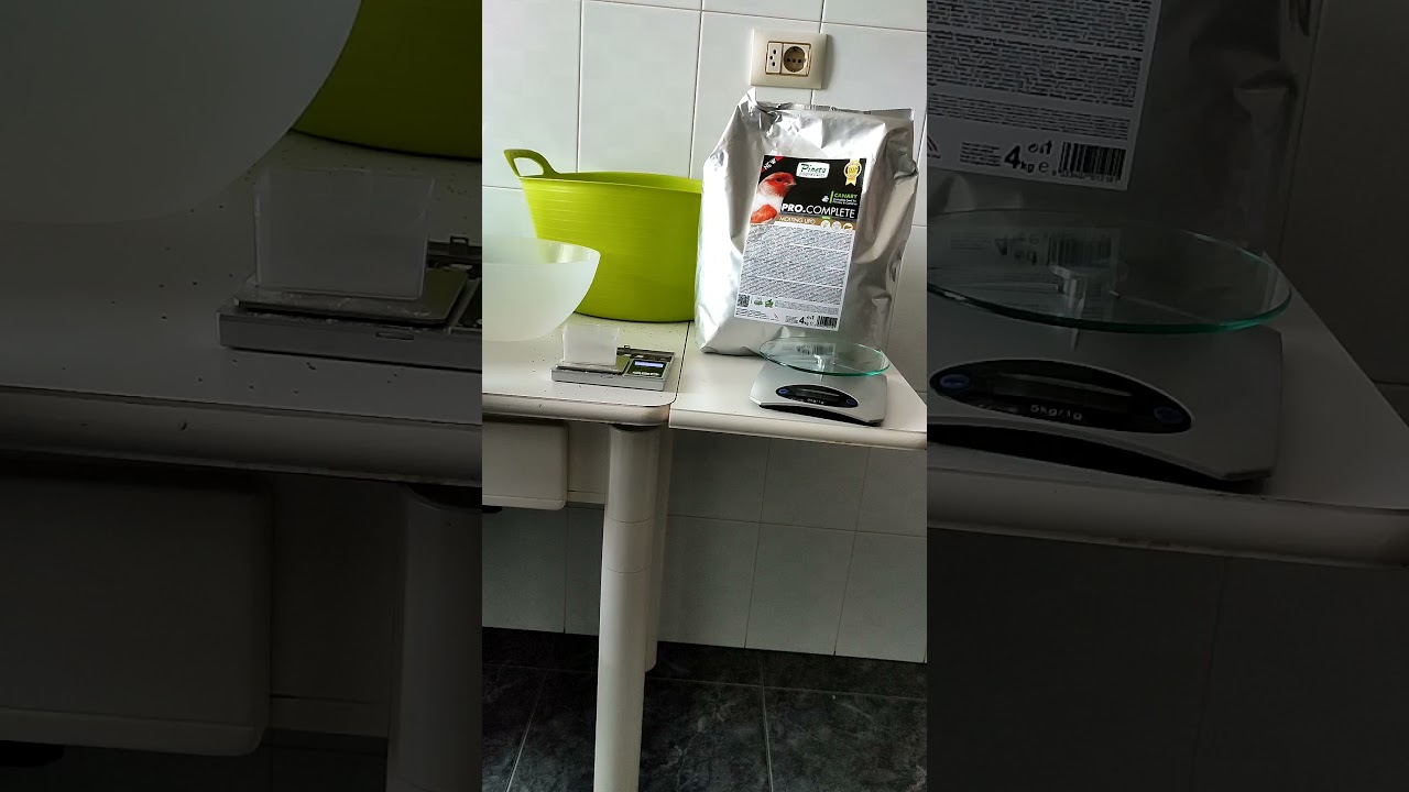 Preparando pienso para canarios y silvestres