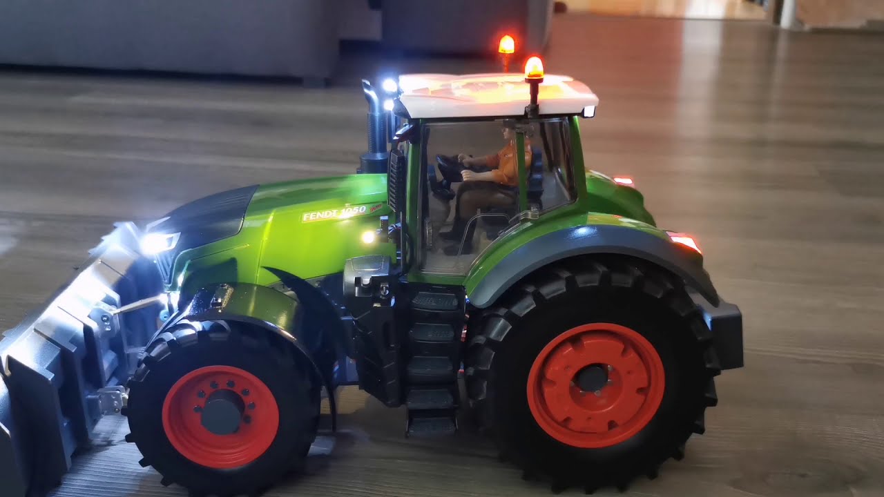 Blocher Traktor mit Frontkraftheber von Modellpräzision und Planierschild von Rc Favorit