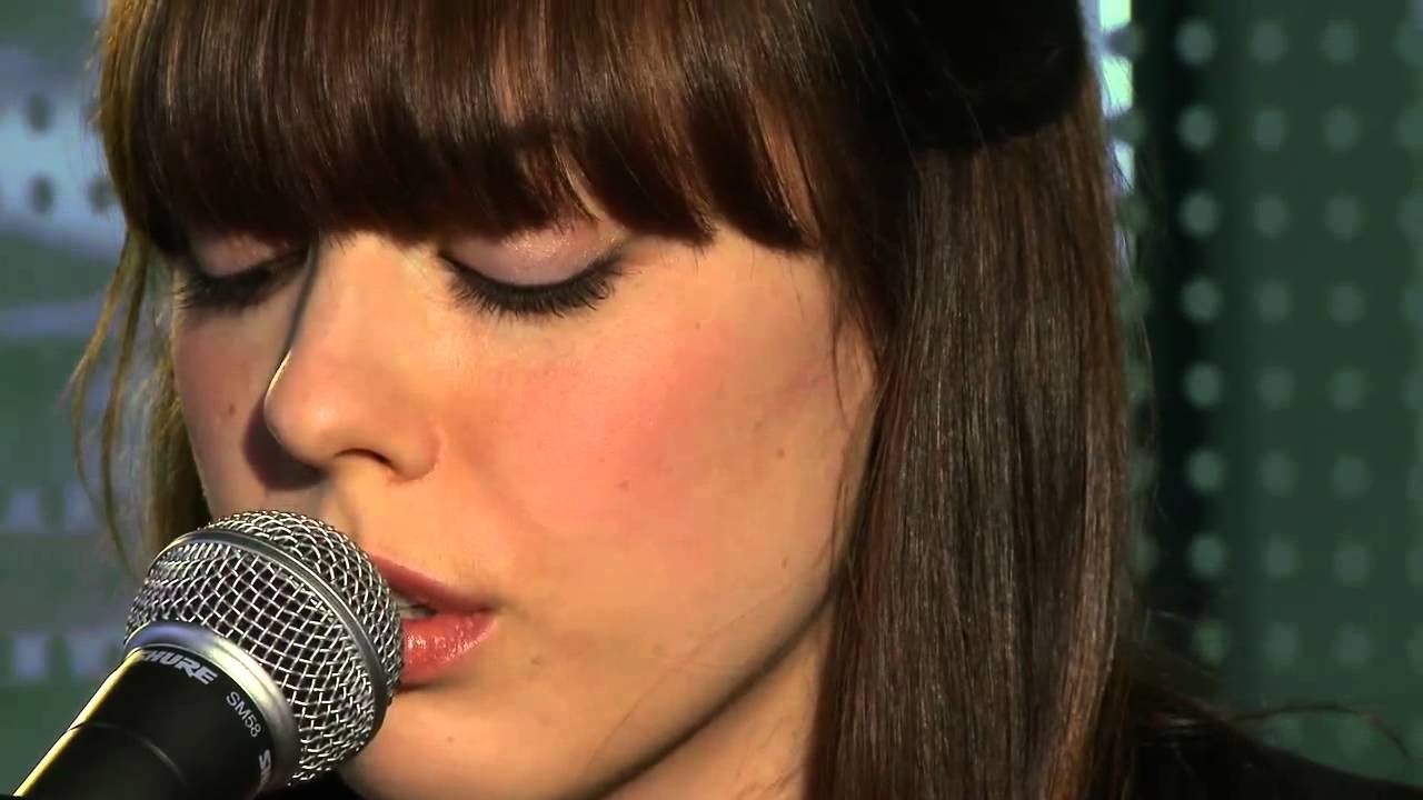 Diane Birch performs Rewind