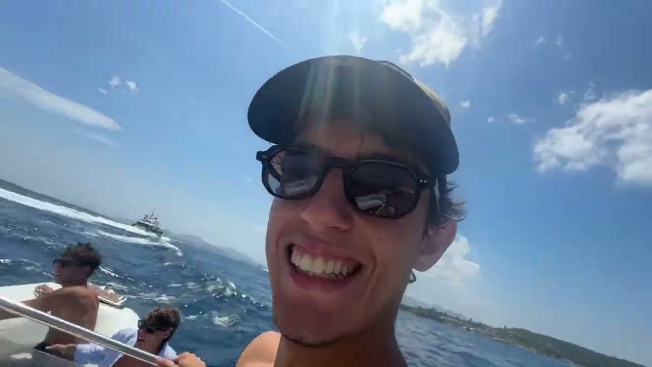 ECCO COME SI SVOLGE UNA VERA VACANZA FRA AMICI IN COSTA SMERALDA - SARDEGNA.