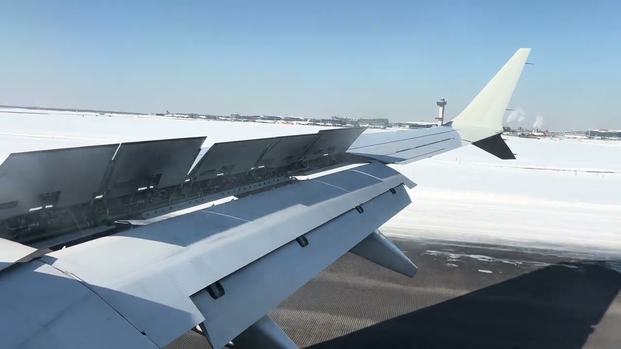 American Airlines 737 MAX 8 Winter Landing at JFK