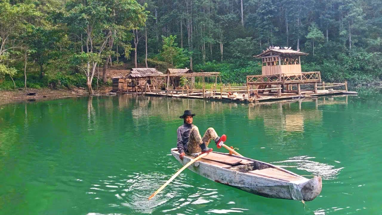FULL VIDEO: Living alone on a floating island and making friends with pets