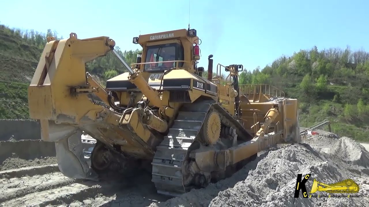 Caterpillar D11R Bulldozer Pushing Sand #caterpillar #dozer #bulldozer #tractor #heavyequipment