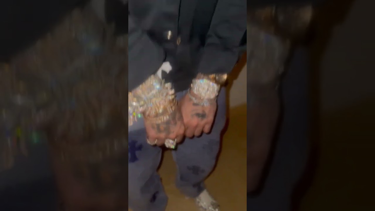 #LilPump showing off all  his jewelry 💎 #hiphopshorts #rapper