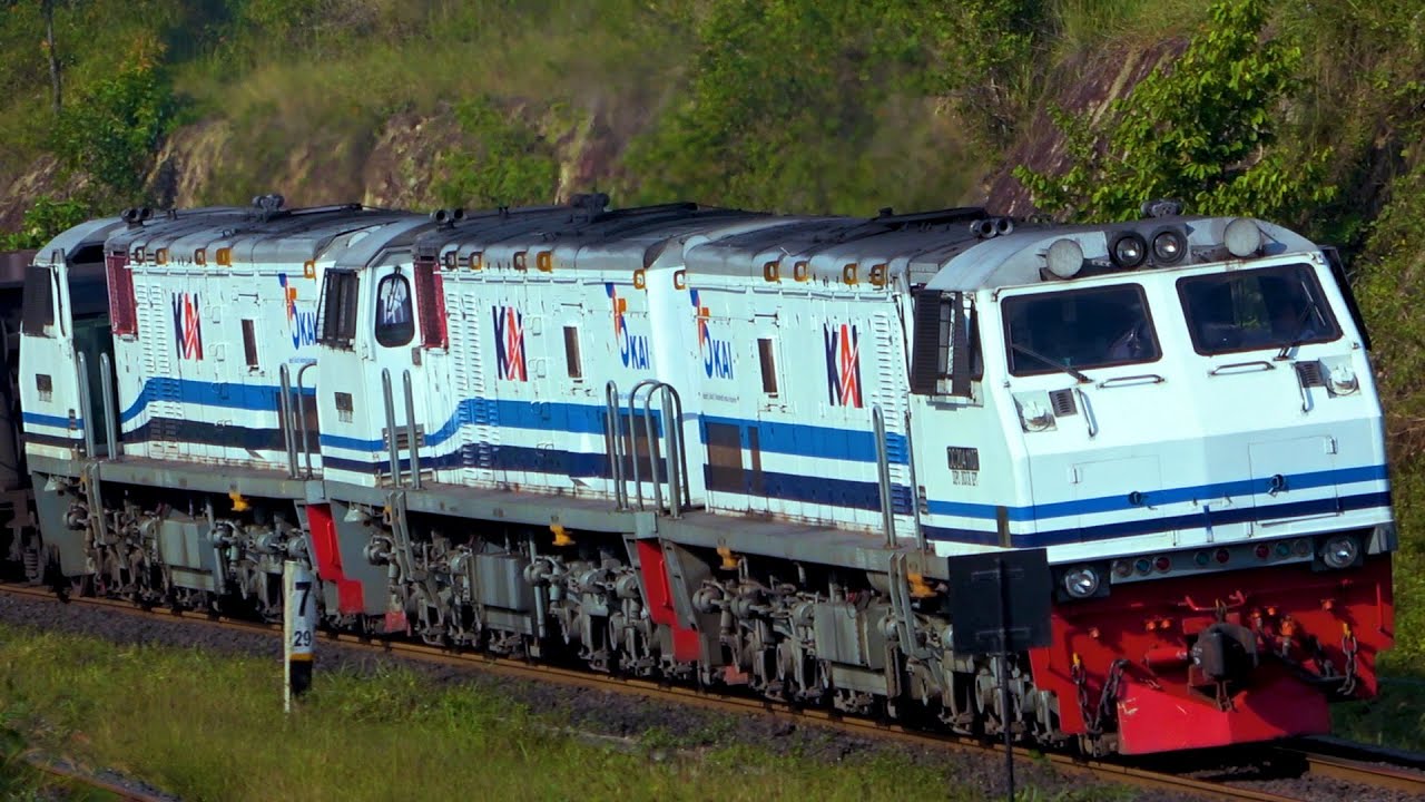Momen Langka Triple Traksi Lokomotif CC 204 dan Triple Traksi Lokomotif CC 202.