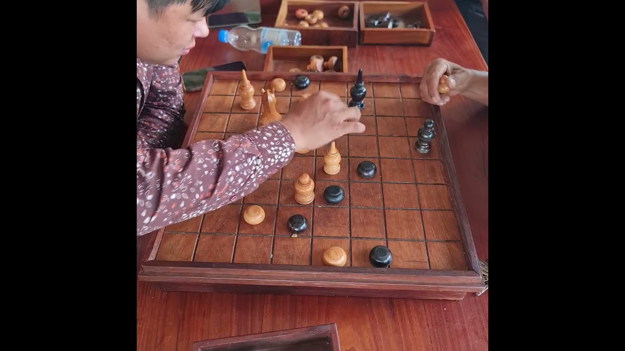 លំពែងបកក្រោយកូនស ជាមួយបក្សីចាំក្រុងកូនខ្មៅ KhmerChess, Ouk Khmer, Chess