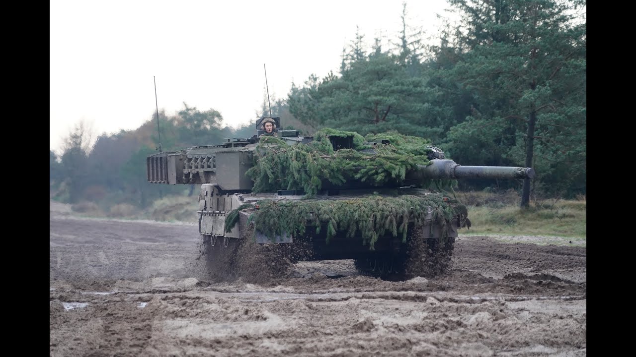 Leopard 2A7 tanks out at dusk - LEOPARD 2A7 TANK - Kampfpanzer Leopard 2A7