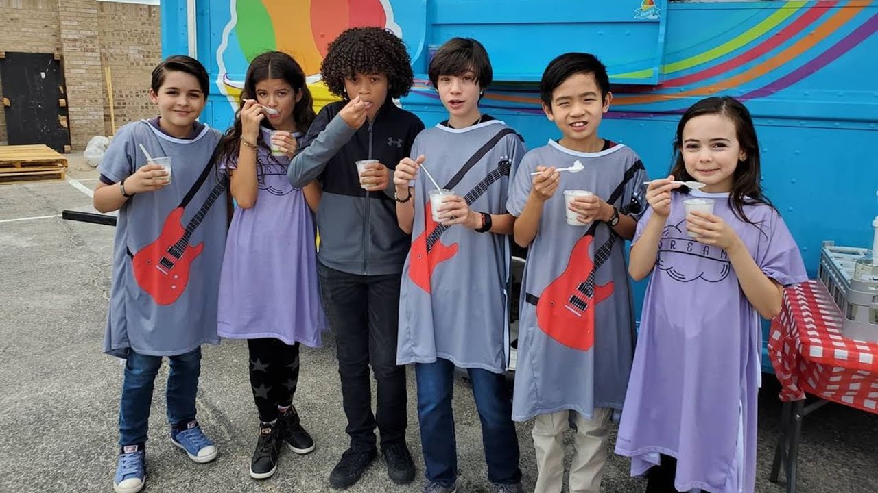 Unseen Netflix Moments: What Actors Do Off Set 😍
