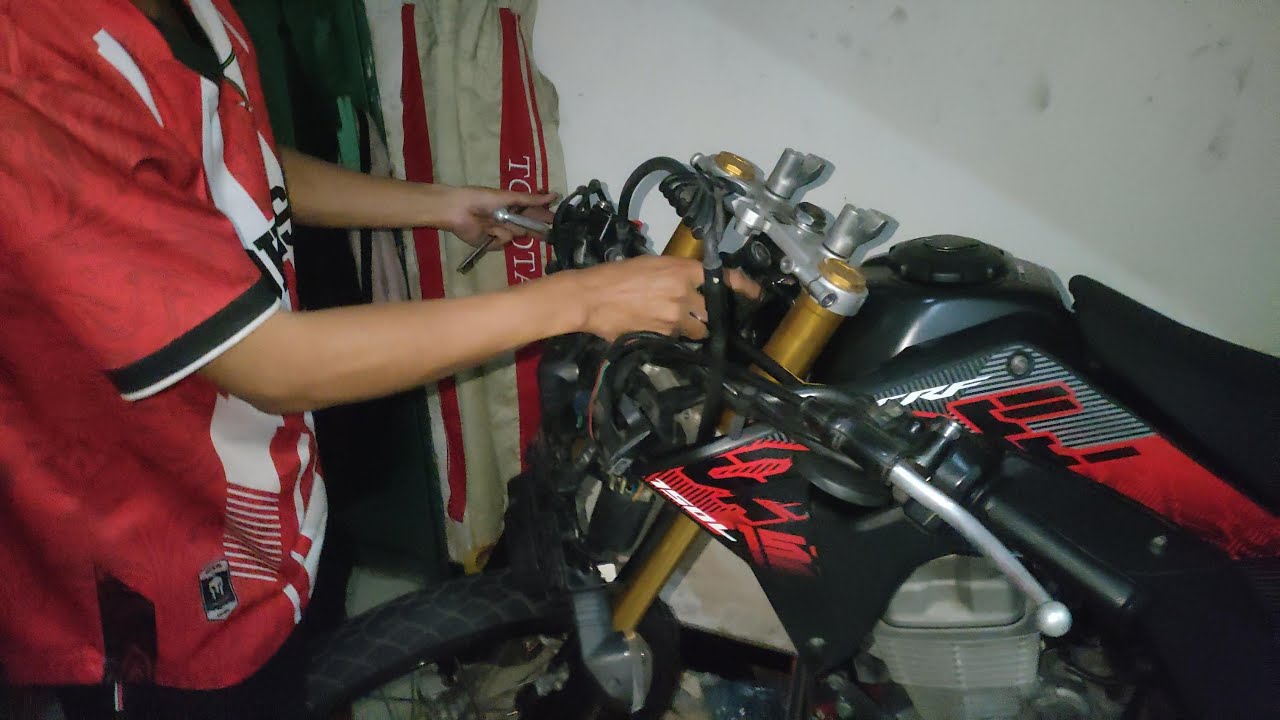 MAS KRIS SERVIS SEPEDA MOTOR SERING BELOK SENDIRI KE KARAOKE