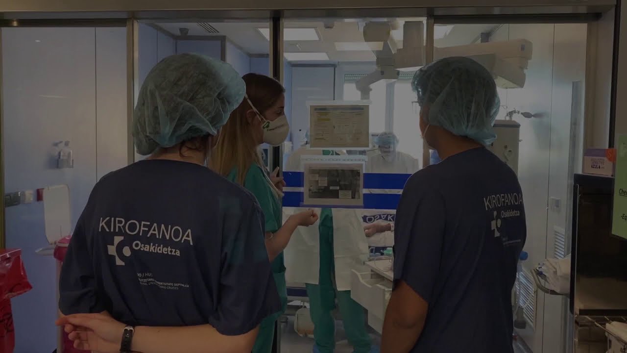 Alumnado universitario visita Hospital de Cruces para conocer desde dentro la realidad de la COVID19