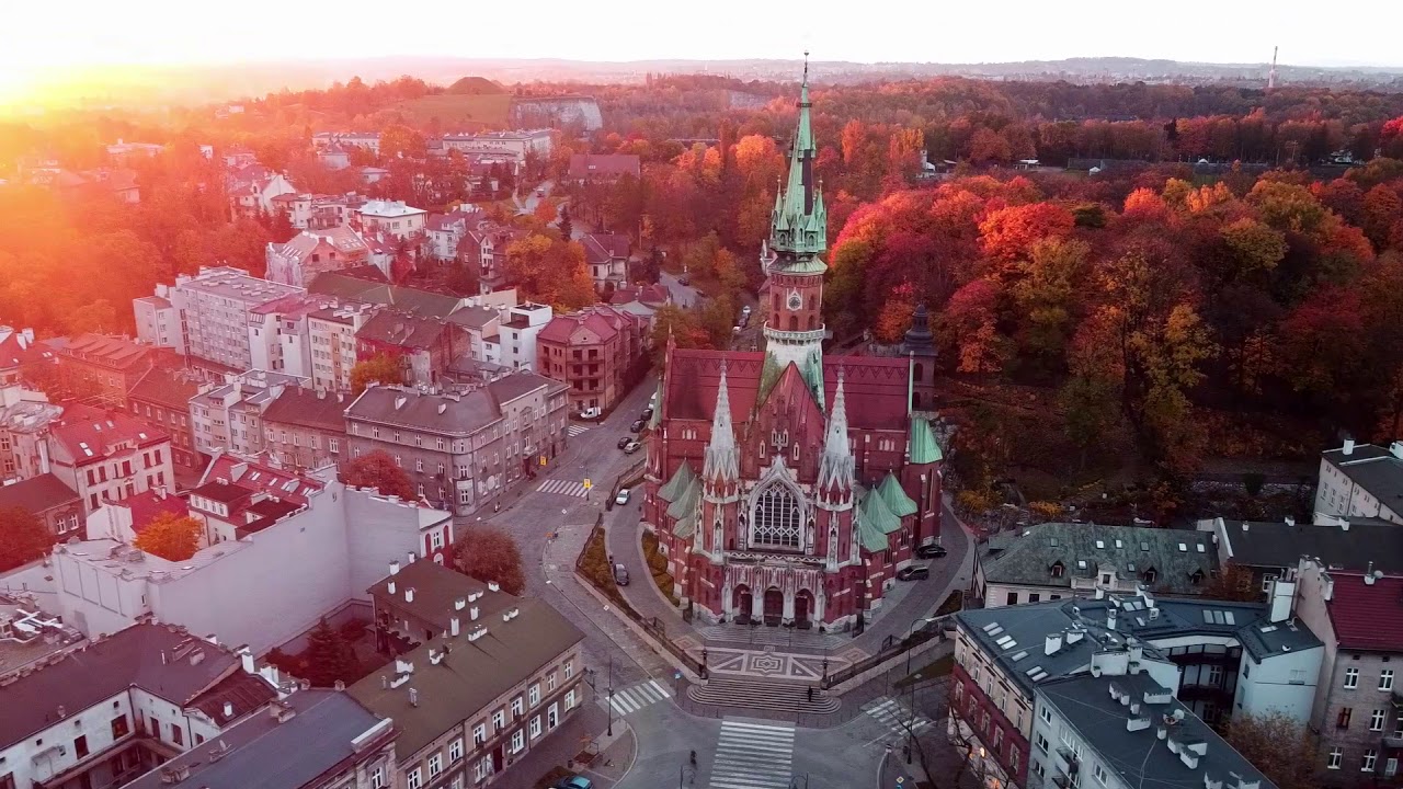 Rynek Podgórski w Krakowie i Kościół pw. Św. Józefa, wschód słońca. Jesień