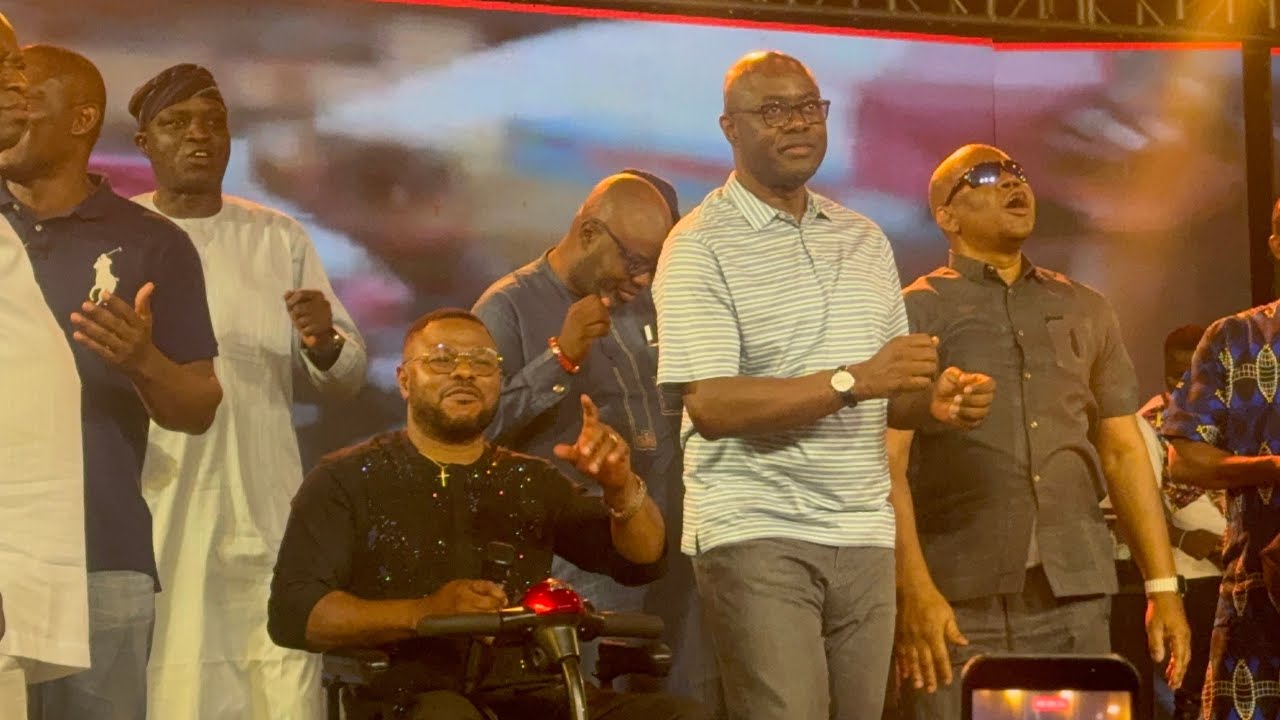 GOOSEBUMPS! SEE HOW GOV SEYI MAKINDE SURPRISED  YINKA AYEFLELE LIVE ON STAGE AT HIS BIRTHDAY PRAISE