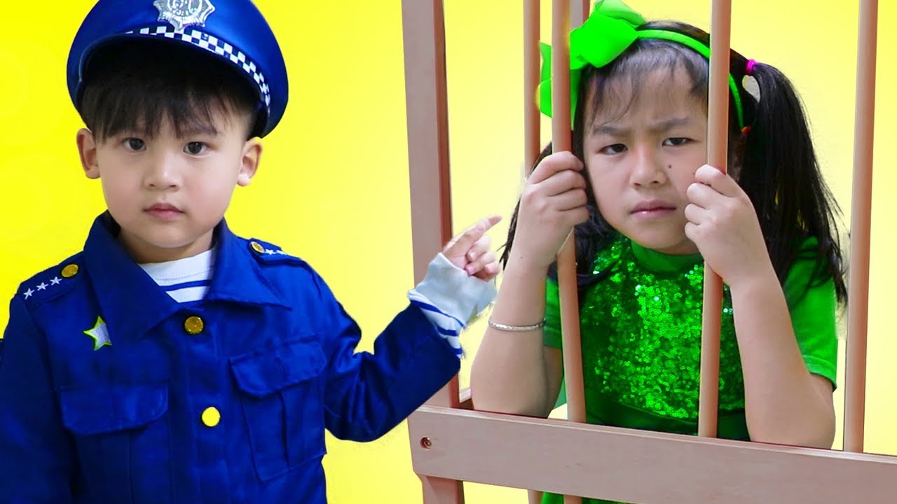 Jannie & Liam Pretend Play Jugar a Policía