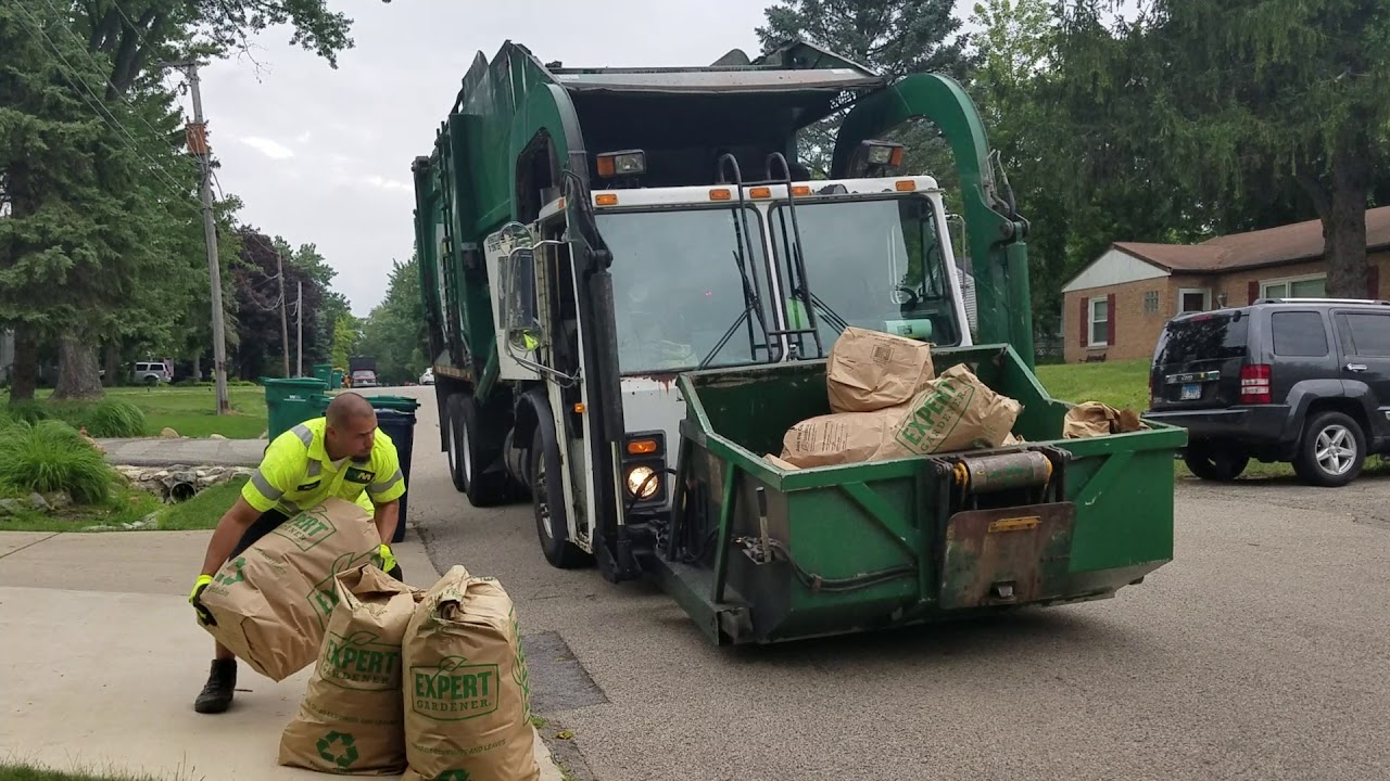 Waste Management Mack LE w/carry can