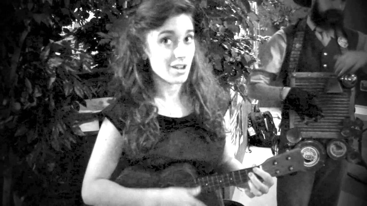 Kitchen Songs No 11 : Chloe Feoranzo playing Sugar Blues
