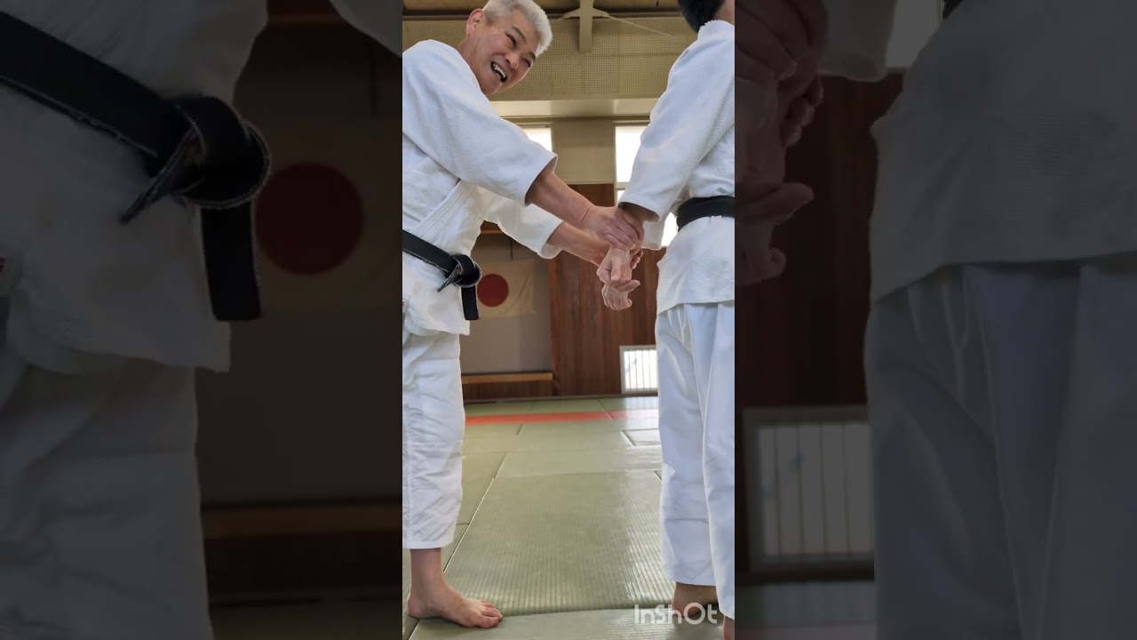 立ち方、移動は片脚、片脚半身とはへその向き小指側の線相手をコントロールしない技は、相手と自分の相互関係で生じるものです。相手や敵を頭で作らないのが合氣道です。