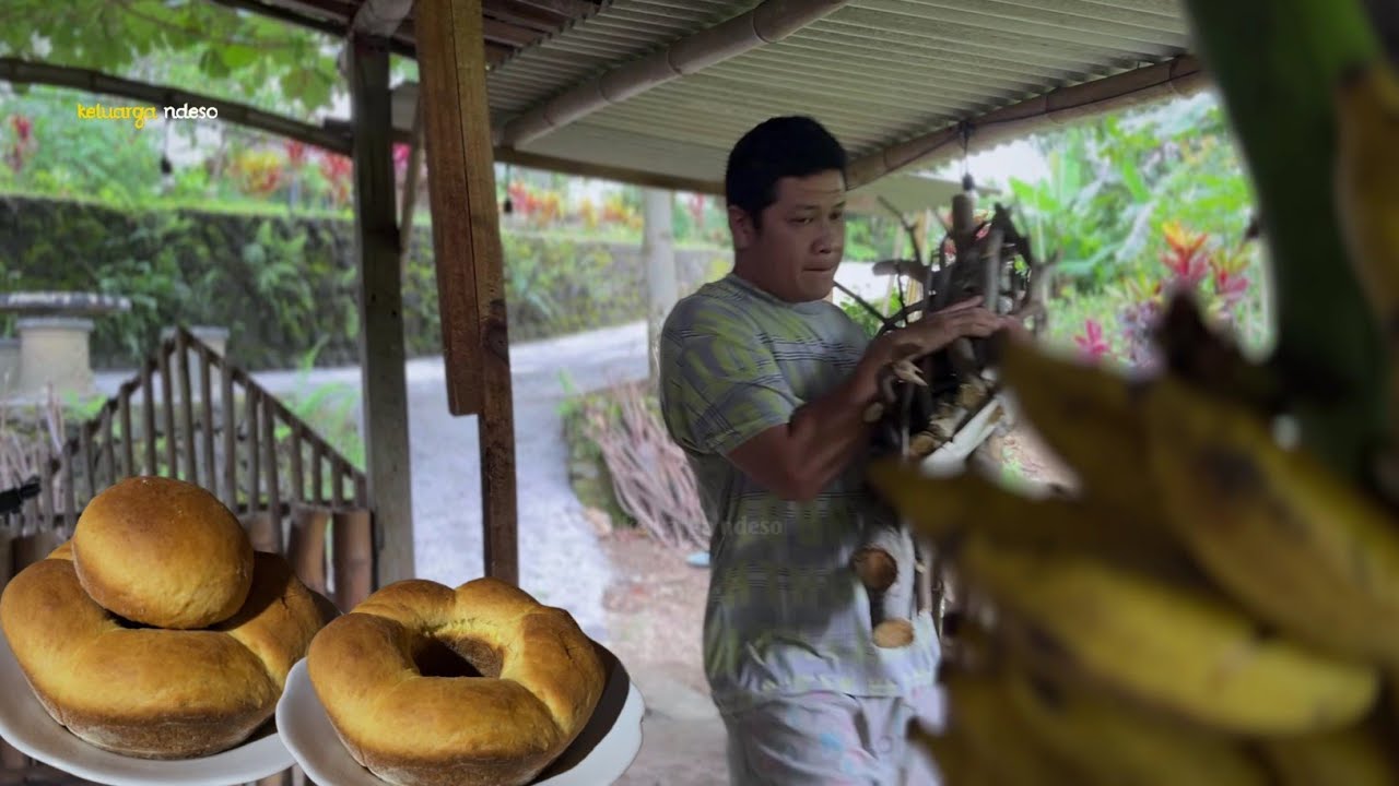 Suasana hujan, membuat roti sobek isi pisang, nikmat, lembut bikin nya gampang banget,masak di desa