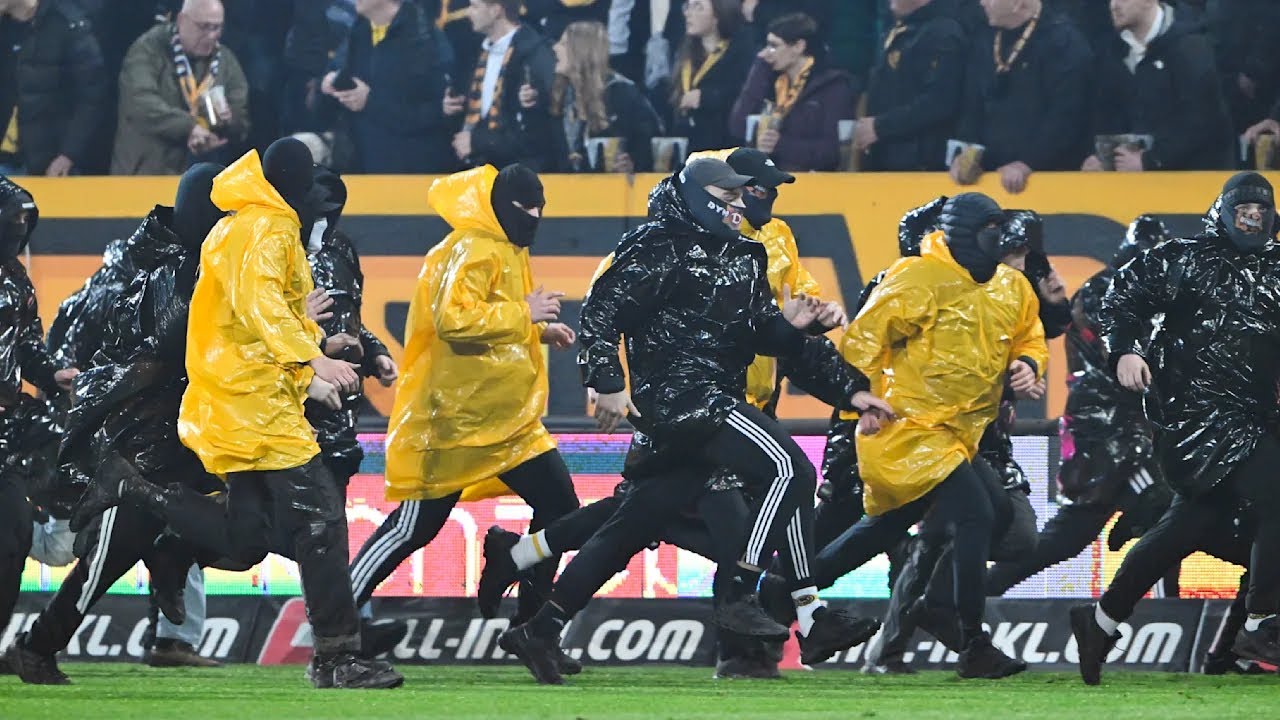 BRUTAL SCENES As Dynamo Dresden Ultras enter the pitch during SG Dynamo Dresden VS hertha BSC 🫡