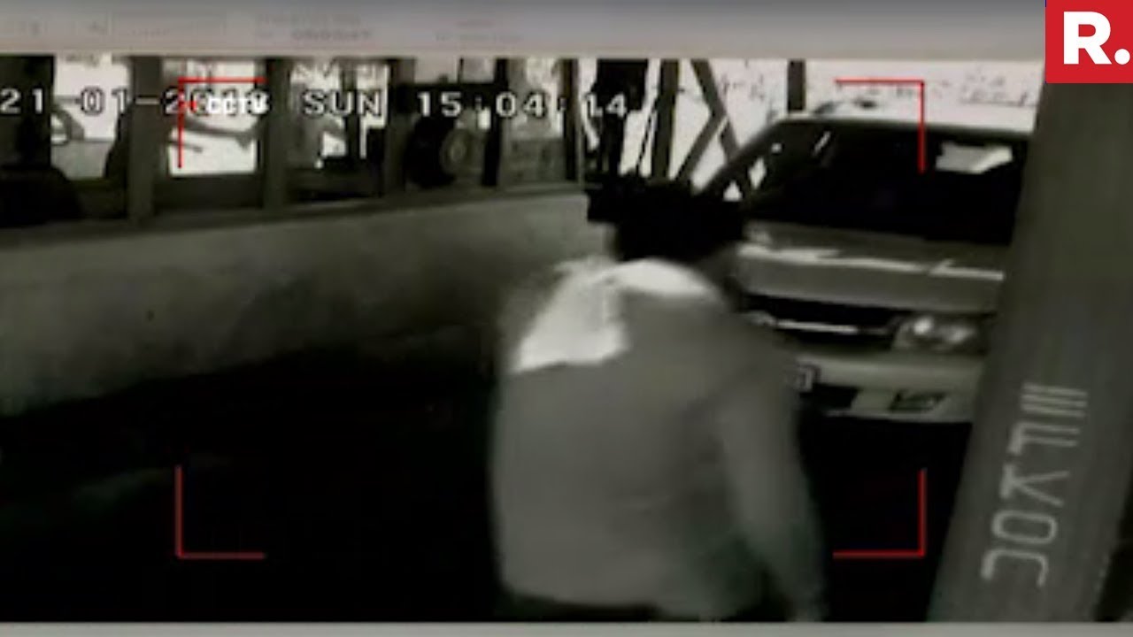 Karni Sena Goons Vandalise Toll Plaza In Noida | Padmaavat Case
