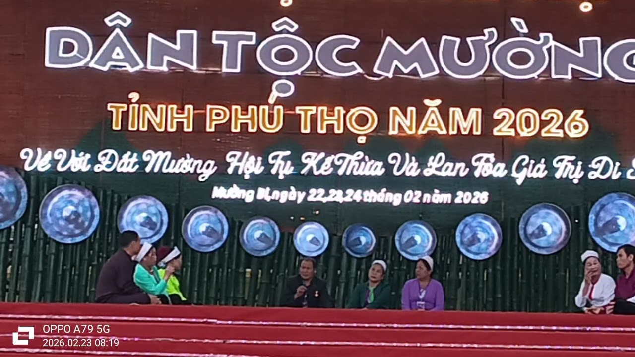 Thi hát đối tại lễ hội khai hạ dân tộc mường giữa hai đội mường Bi và mường Hoa 