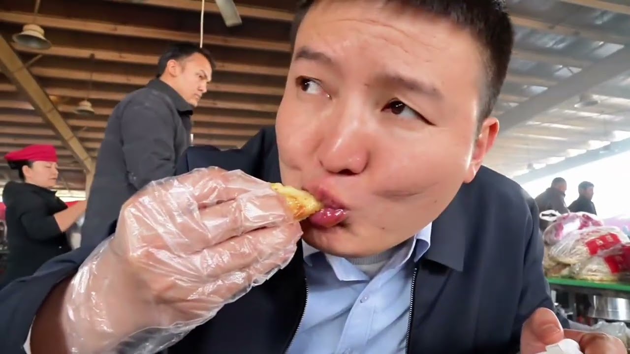 新疆特色美食沙漠肚包肉，整只羊装进羊肚埋沙子烤，20元/盘还送馕#地方特色美食 #美食 #美食推荐