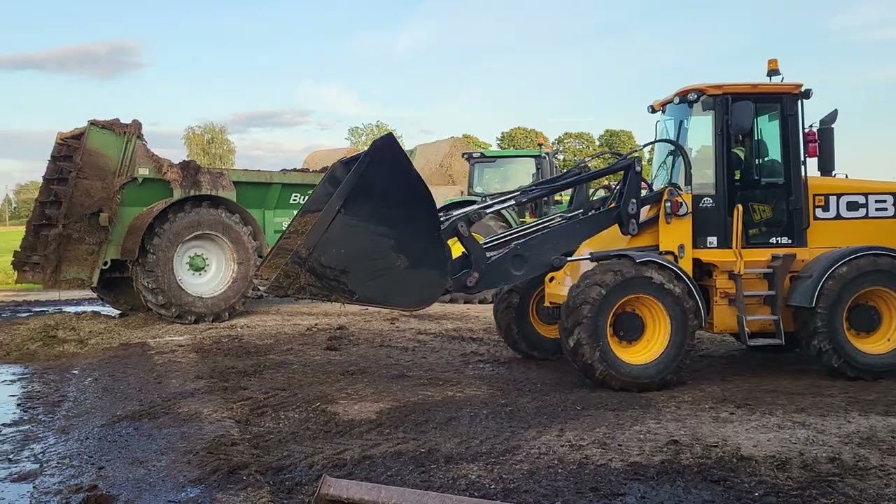 JCB 412s load muck
