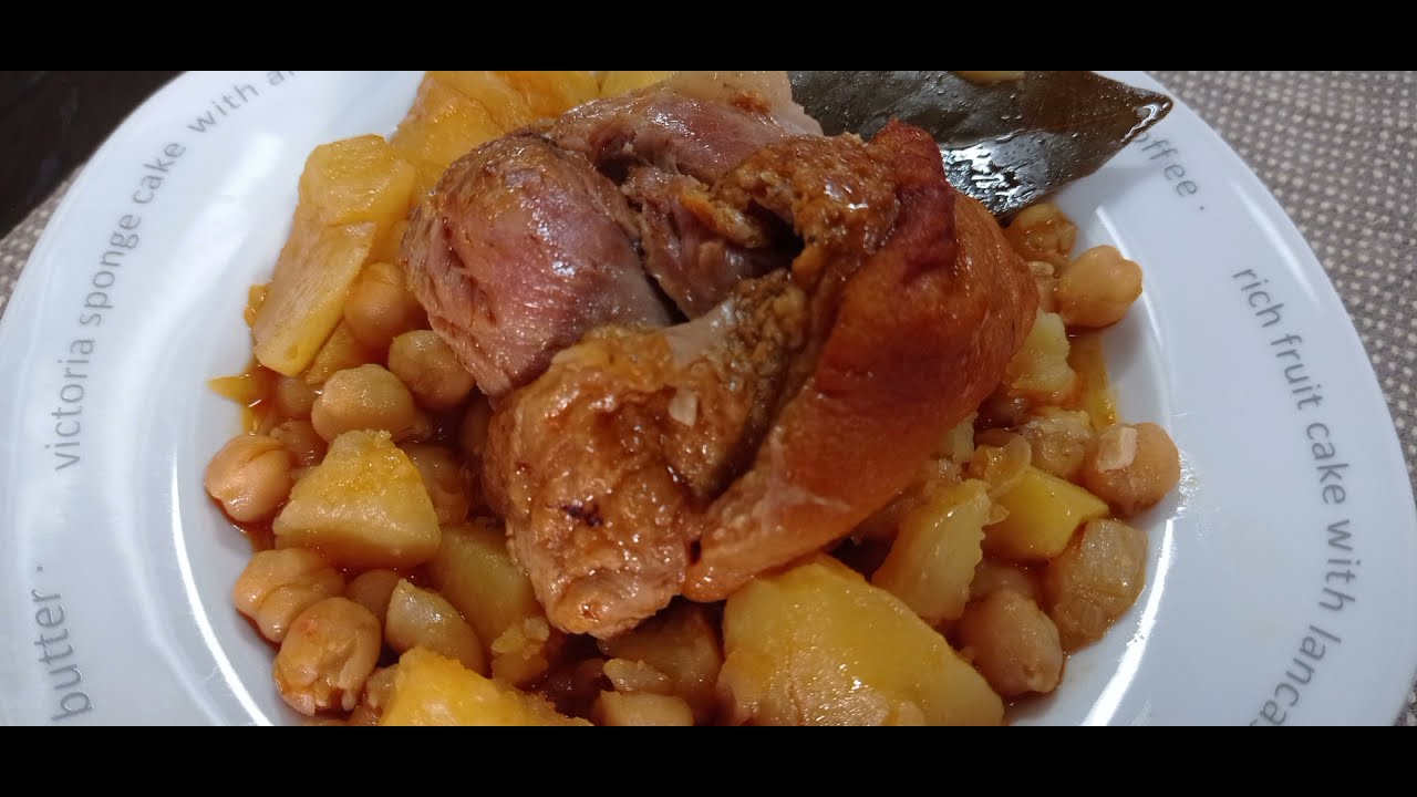 Codillo de cerdo con garbanzos