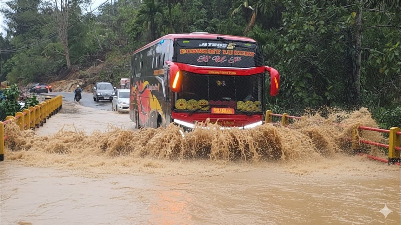 DETIK-detik Jembatan Banjir !!! Kendaraan Nyaris Terpuruk Di Jalur Batu Jomba