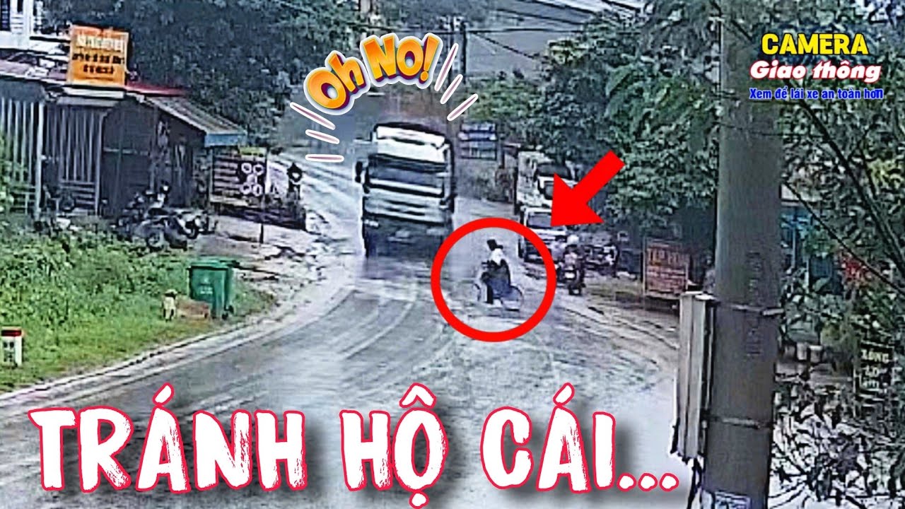 [ATGT] Cụ sang đường kiểu n&agrave;y th&igrave; chịu rồi