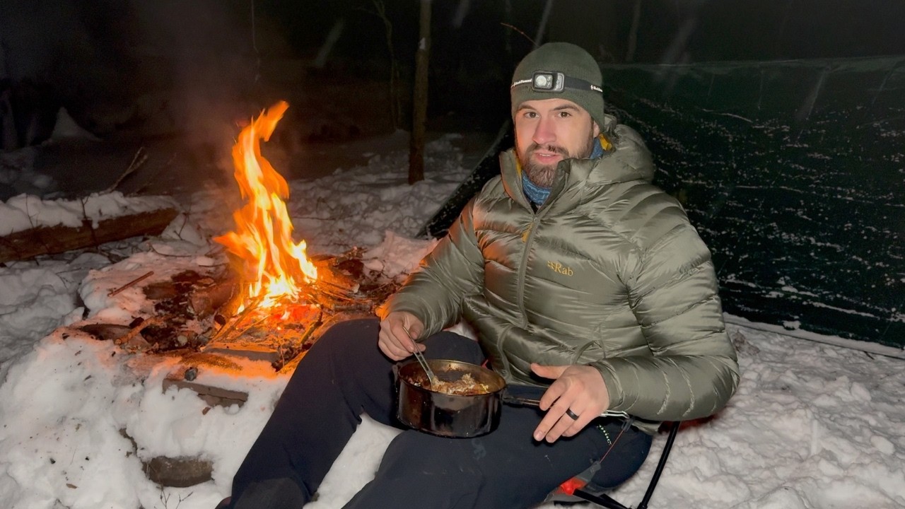 Зимний поход в одиночку в условиях неожиданного снегопада и приготовление чили на костре